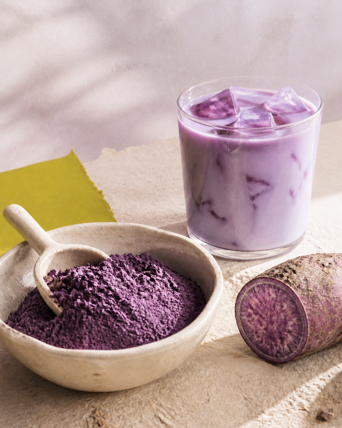 Premium puur ube-poeder, een iced ube latte en een opengesneden paarse yam
